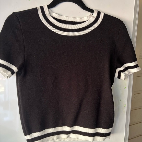 Cute Black and White Women's Crop Top sweater - Picture 1 of 3